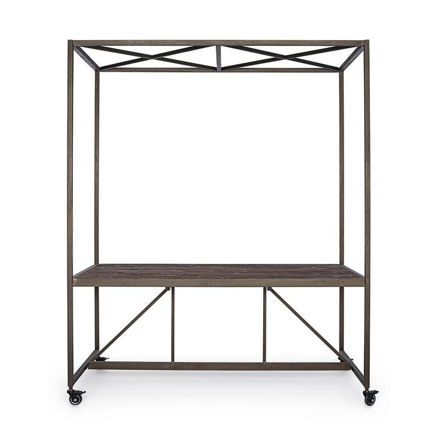 Industrial stílusú kiállítóasztal fémvázzal és jegenyefenyő asztallappal. A bútor négy lefékezhető gumikerékkel rendelkezik.