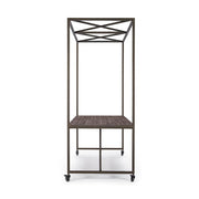 Industrial stílusú kiállítóasztal fémvázzal és jegenyefenyő asztallappal. A bútor négy lefékezhető gumikerékkel rendelkezik.