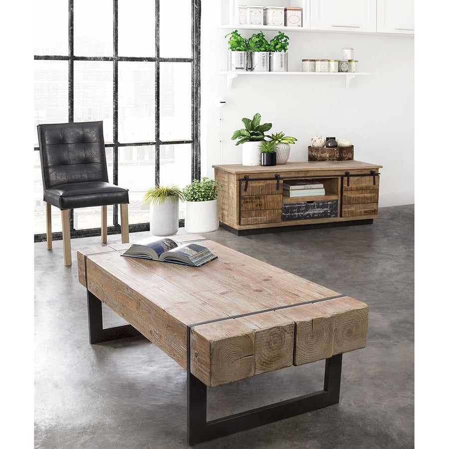 Loft stílusú nappalibelső előtérben a Garrett dohányzóasztallal.