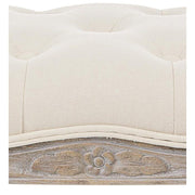 A bútor keresztfáját díszítő virágmotívum.