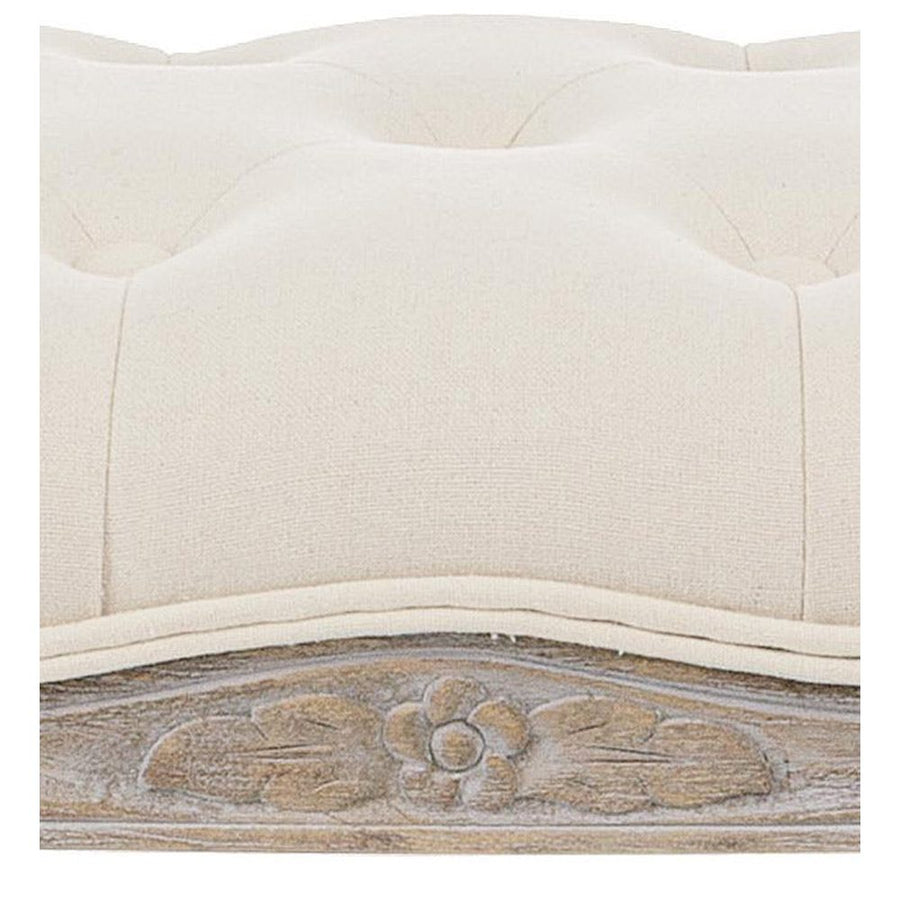 A bútor keresztfáját díszítő virágmotívum.