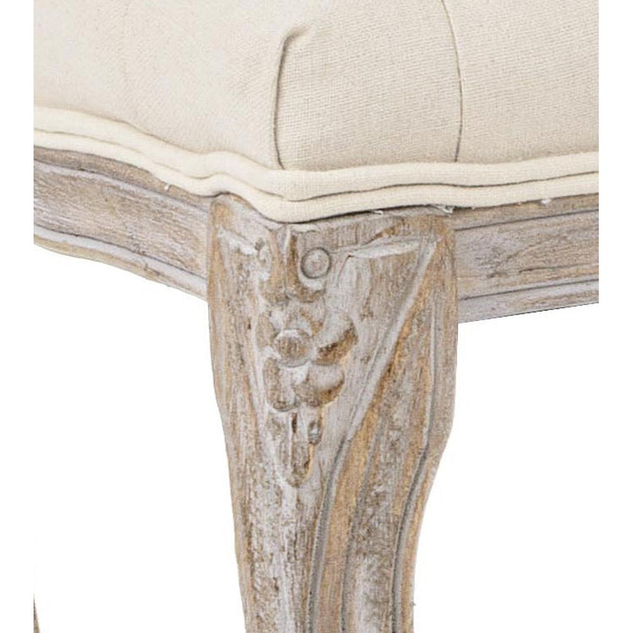 A bútor lábait díszítő virágmotívum.