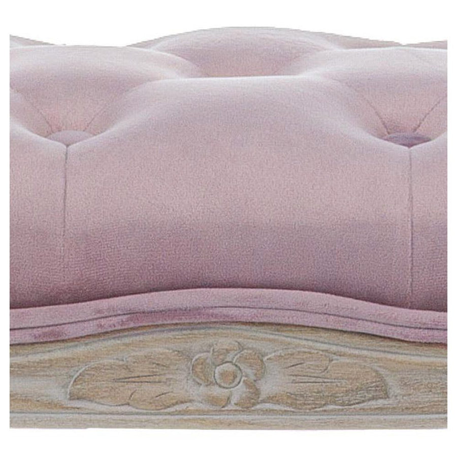 A bútor keresztfáját díszítő virágmotívum.