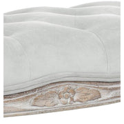 A bútor keresztfáját díszítő virágmotívum.