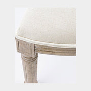 A bútor fa részeit faragások díszítik.