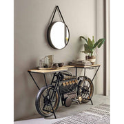 Loft stílusú folyosó tükörrel, előtérben a vintage stílusú motor formájú bárpulttal.