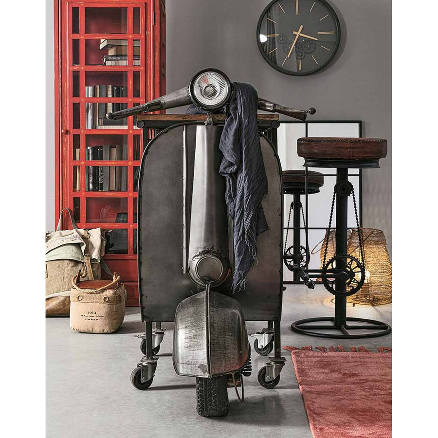 Vespa motor formájú bárpult konzol egy hangulatos loft szoba közepén.