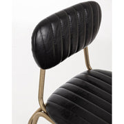 Vintage stílusú, fekete műbőrrel kárpitozott bárszék háttámla és ülőfelület részlete.