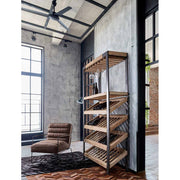 Loft stílusú nappaliban álló kortárs, műbőr fotel.