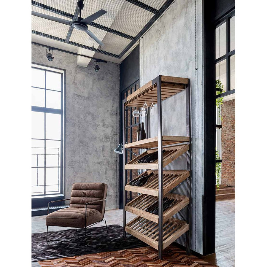 Loft stílusú nappaliban álló kortárs, műbőr fotel.