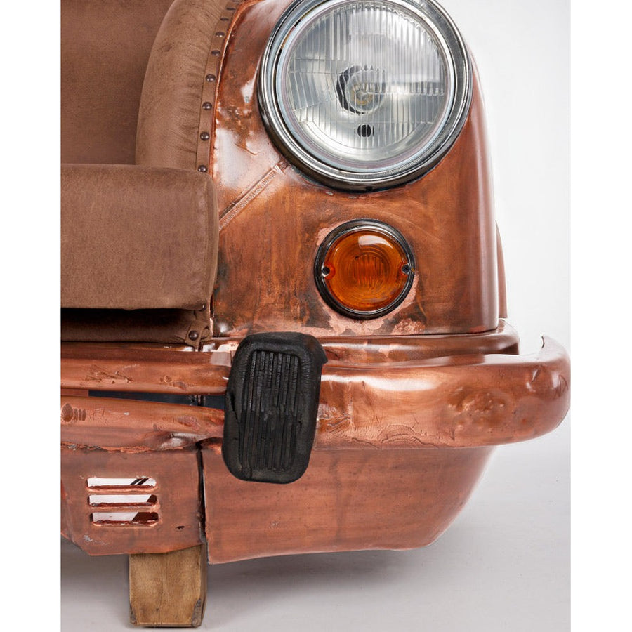 Bronz színű autófront kanapé lámpa és lökhárító részlete.