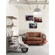 Loft stílusú nappaliban felállított bronz színű autófront kanapé, bőr üléssel és működő autólámpákkal.