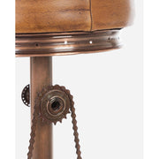 Az ipari stílusú bárszéket díszítő kerékpárlánc közelképe.