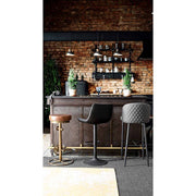 Loft stílusú bárban álló, art deco stílusú bárpult, bárszékekkel.