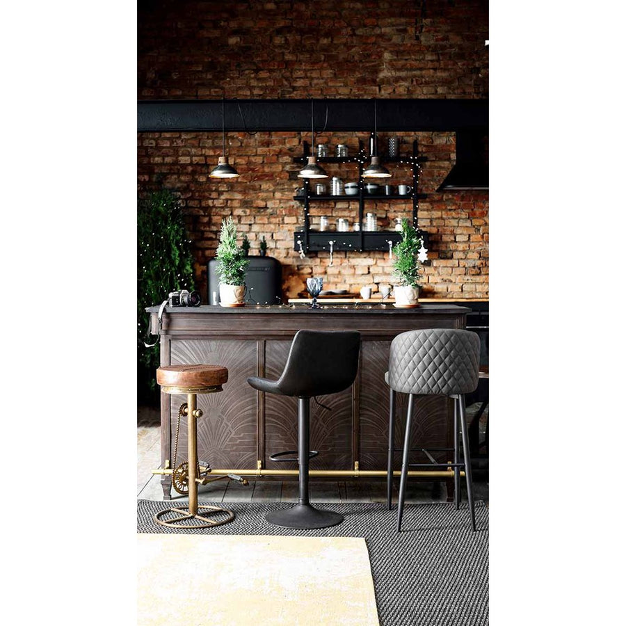 Loft stílusú bárban álló, art deco stílusú bárpult, bárszékekkel.