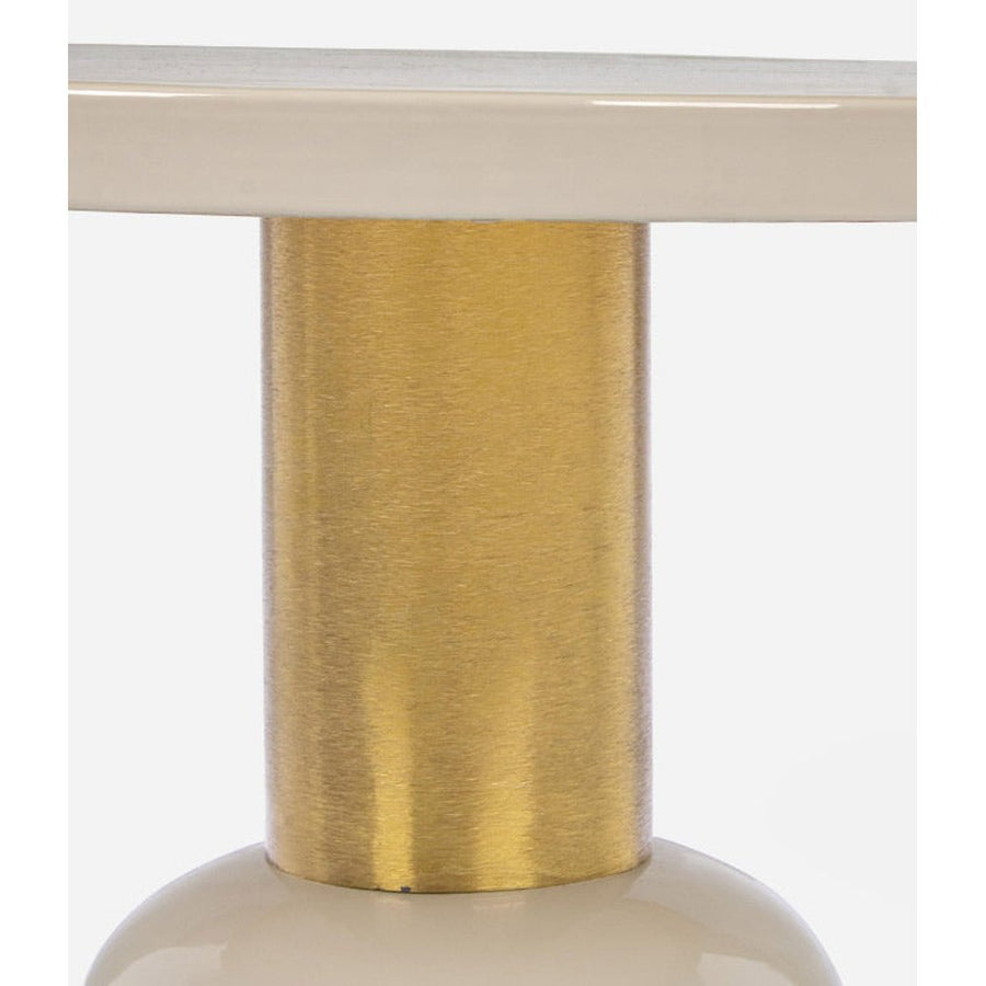 Kortárs, zománcozott acélból készült, krémfehér és arany színű kerek kisasztal.