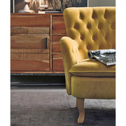 Lost stílusú nappaliban, komód előtt álló mustársárga színű vintage stílusú fotel.