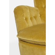 Vintage stílusú, mustársárga színű fenyőfa fotel karfa és ülőpárna részlete.