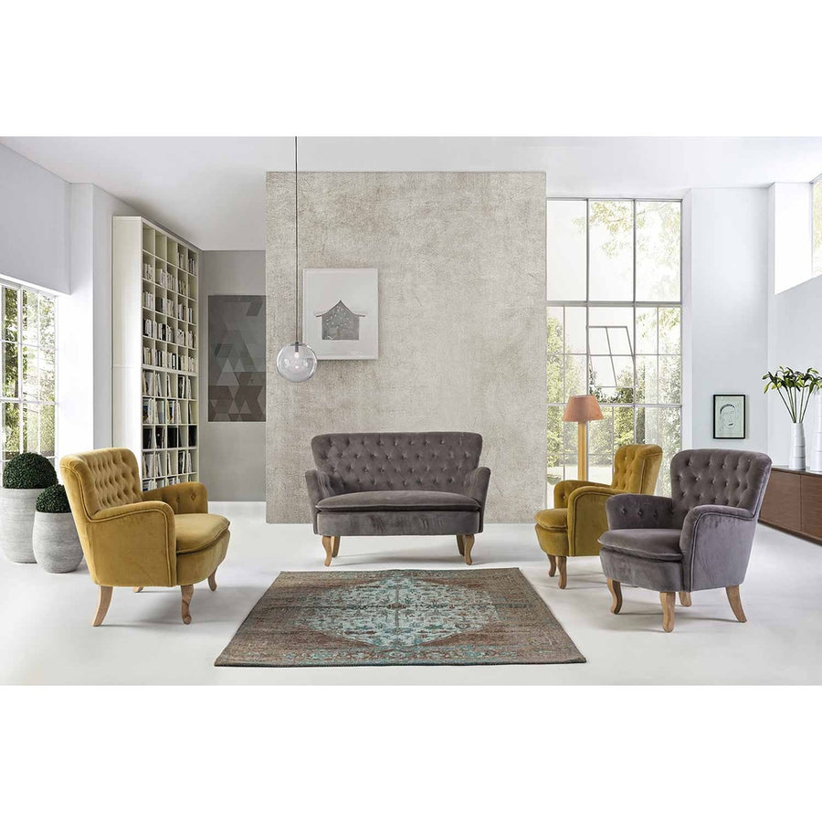 Vintage stílusú, fenyőfából készült, mustársárga színű, bársonyhatású kanapé.