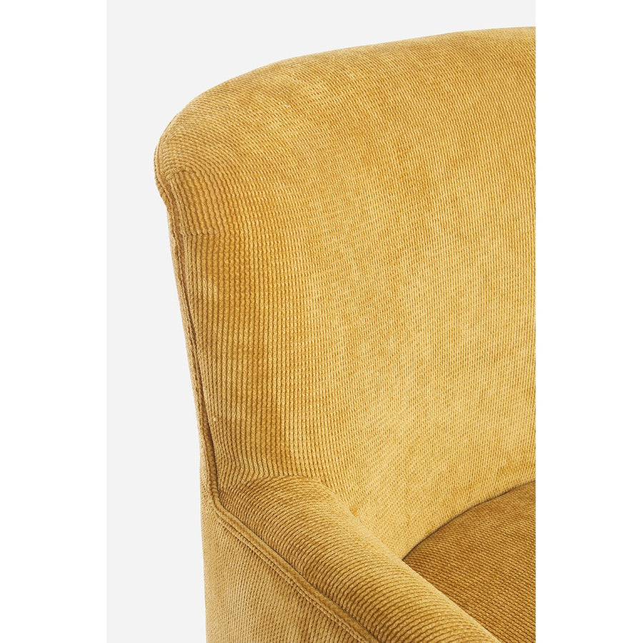 A retró stílusú, okkersárga színű fotel háttámla és karfa részlete.