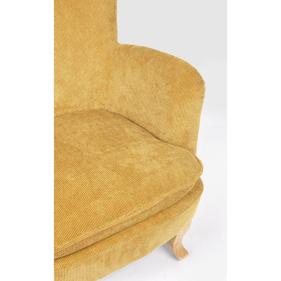 A retró stílusú, okkersárga színű fotel ülőpárna és karfa részlete.