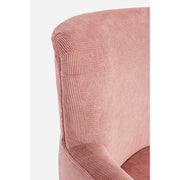 A retró stílusú, púderrózsaszín fotel háttámla és karfa részlete.