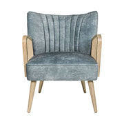 Retró stílusú, világoskék bársonyhatású szövettel kárpitozott kaucsukfa klubfotel.