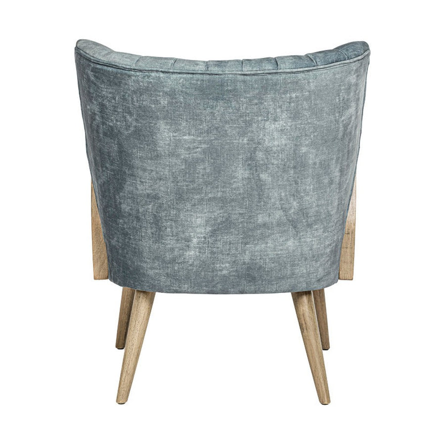 Retró stílusú, világoskék bársonyhatású szövettel kárpitozott kaucsukfa klubfotel.