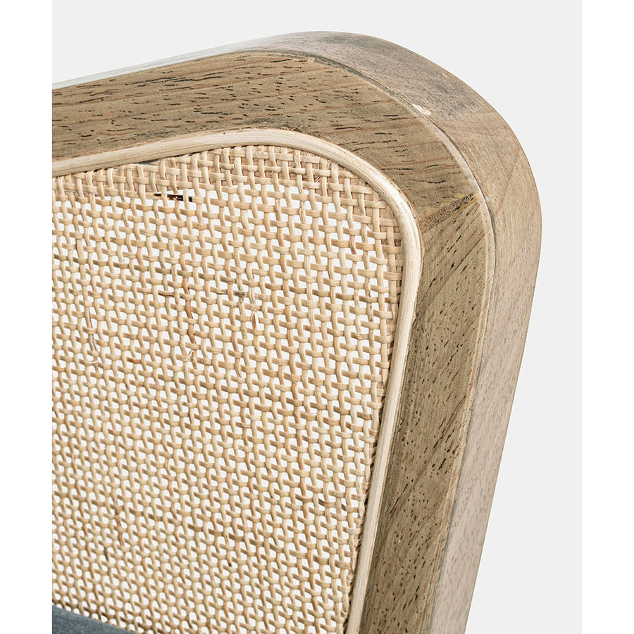 A retró stílusú klubfotel rattannal átszőtt karfája. 