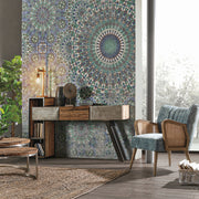 Kortárs nappali konzolasztallal, dohányzóasztallal és retró stílusú klubfotellel.