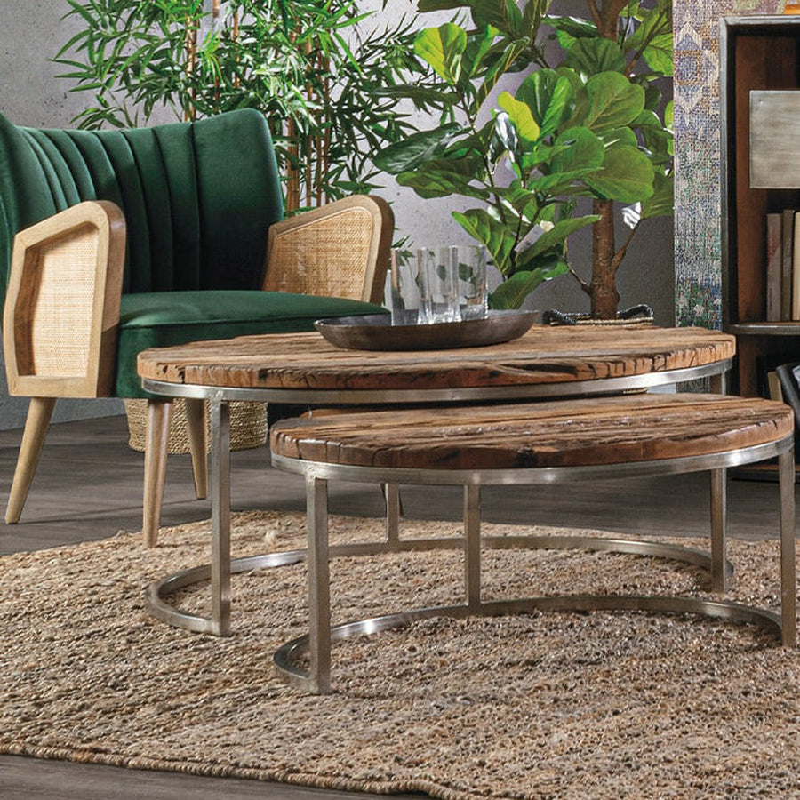 Kortárs nappali konzolasztallal, dohányzóasztallal és retró stílusú klubfotellel.