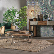 Kortárs nappali konzolasztallal, dohányzóasztallal és retró stílusú klubfotellel.