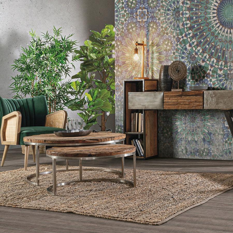 Kortárs nappali konzolasztallal, dohányzóasztallal és retró stílusú klubfotellel.