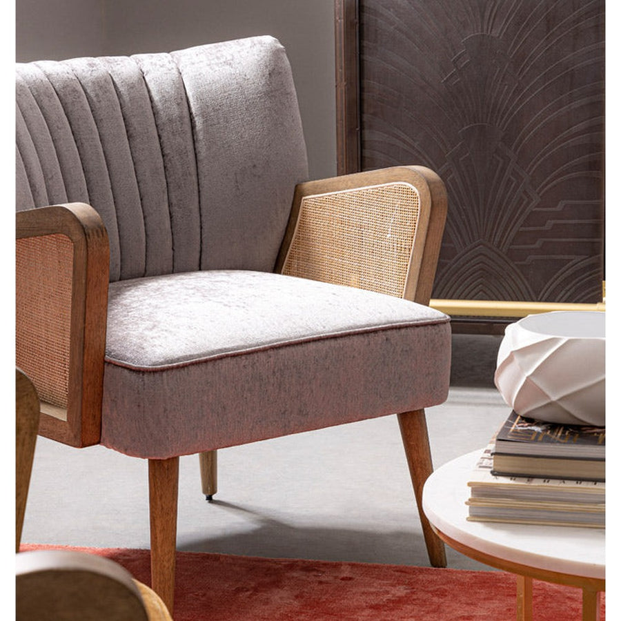 Retró stílusú nappaliban, bárpult előtt álló szürke színű klubfotel narancssárga szőnyeggel.