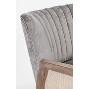 Retró stílusú, világosszürke bársonyhatású szövettel kárpitozott kaucsukfa klubfotel.