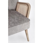 Retró stílusú, világosszürke bársonyhatású szövettel kárpitozott kaucsukfa klubfotel.