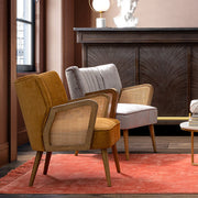 Retró és Art Deco stílusú nappal bárpulttal, három eltérő színű klubfotellel, dohányzóasztallal és állólámpával.