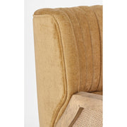 A retró stílusú, mustársárga színű klubfotel háttámla részlete.