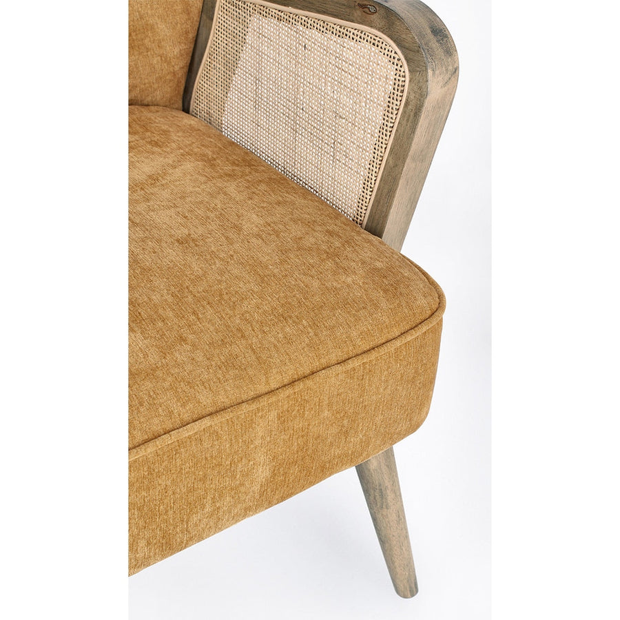 A retró stílusú, mustársárga színű klubfotel karfa és ülőpárna részlete.