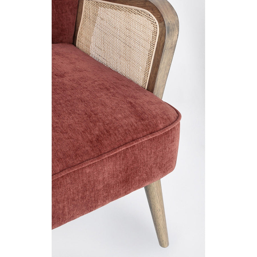 A retró stílusú, téglavörös színű klubfotel karfa és ülőpárna részlete.