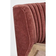 A retró stílusú, téglavörös színű klubfotel háttámla részlete.