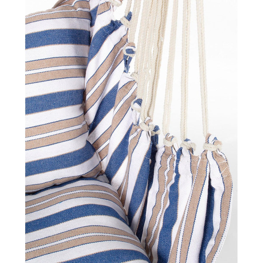 Mediterrán stílusú, kék, bézs és fehér csíkos pamut függőszék párnákkal.