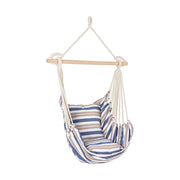 Mediterrán stílusú, kék, bézs és fehér csíkos pamut függőszék párnákkal.