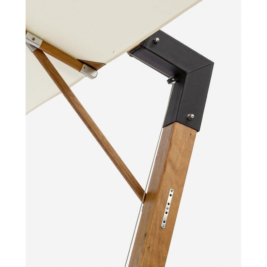 A bordákat alumínium részek erősítik meg, és ellenálló bőr rögzíti a ponyvához.