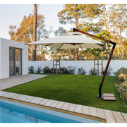 Füves udvaron, medece mellett álló teakfa vázas szövet napernyő.