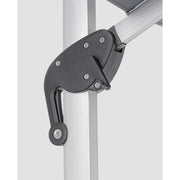 A fogantyú a rögzítésben és a döntésben segít.