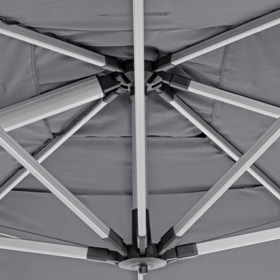 A ponyvát 8 alumíniumborda feszíti szét.