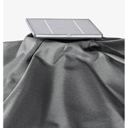 A napernyő tetején elhelyezett napelem tölti a beépített LED fénysorokat.