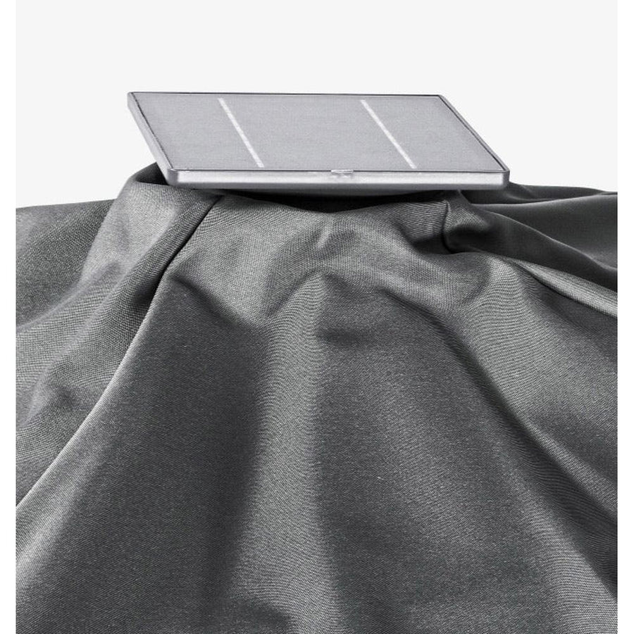 A napernyő tetején elhelyezett napelem tölti a beépített LED fénysorokat.