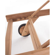 Részletfotó a négylépcsős dönthető fejtámláról és a gumival fedett teakfa kerekekről.